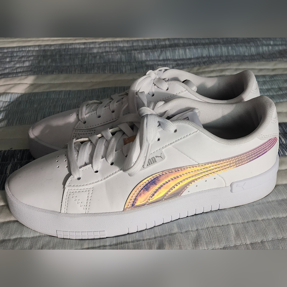 Girl Pumas